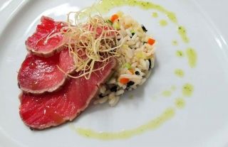 Tranches de thon sur le gâteau de riz